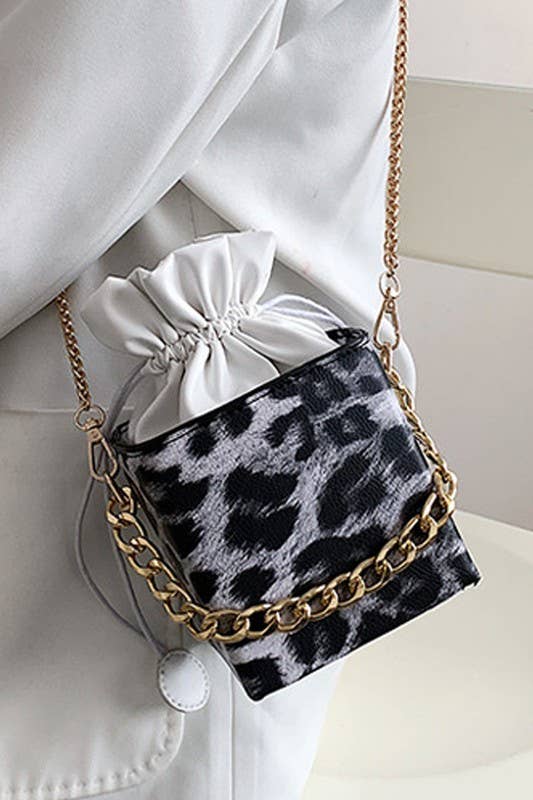 CHAIN SMALL SQUARE BOX BUCKET MAKEUP BAG_CWAB347