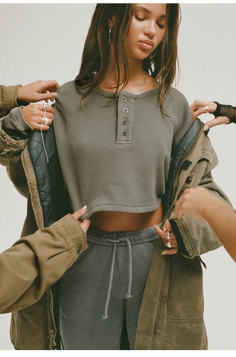 Solid-color bat-sleeved short sweatshirt