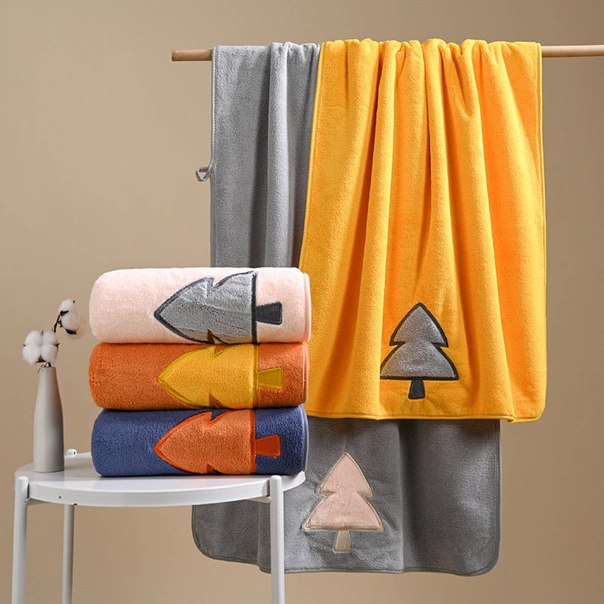 EMBROIDERED CORAL FLEECE ABSORBENT BATH TOWEL