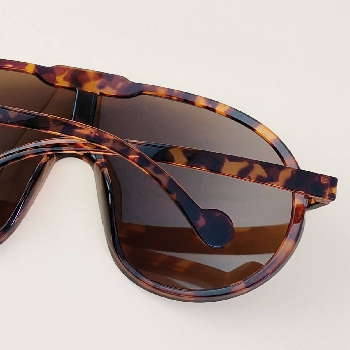 OVERSIZED FRAME ONE-PIECE SUNGLASSES UNISEX_CWASG0282