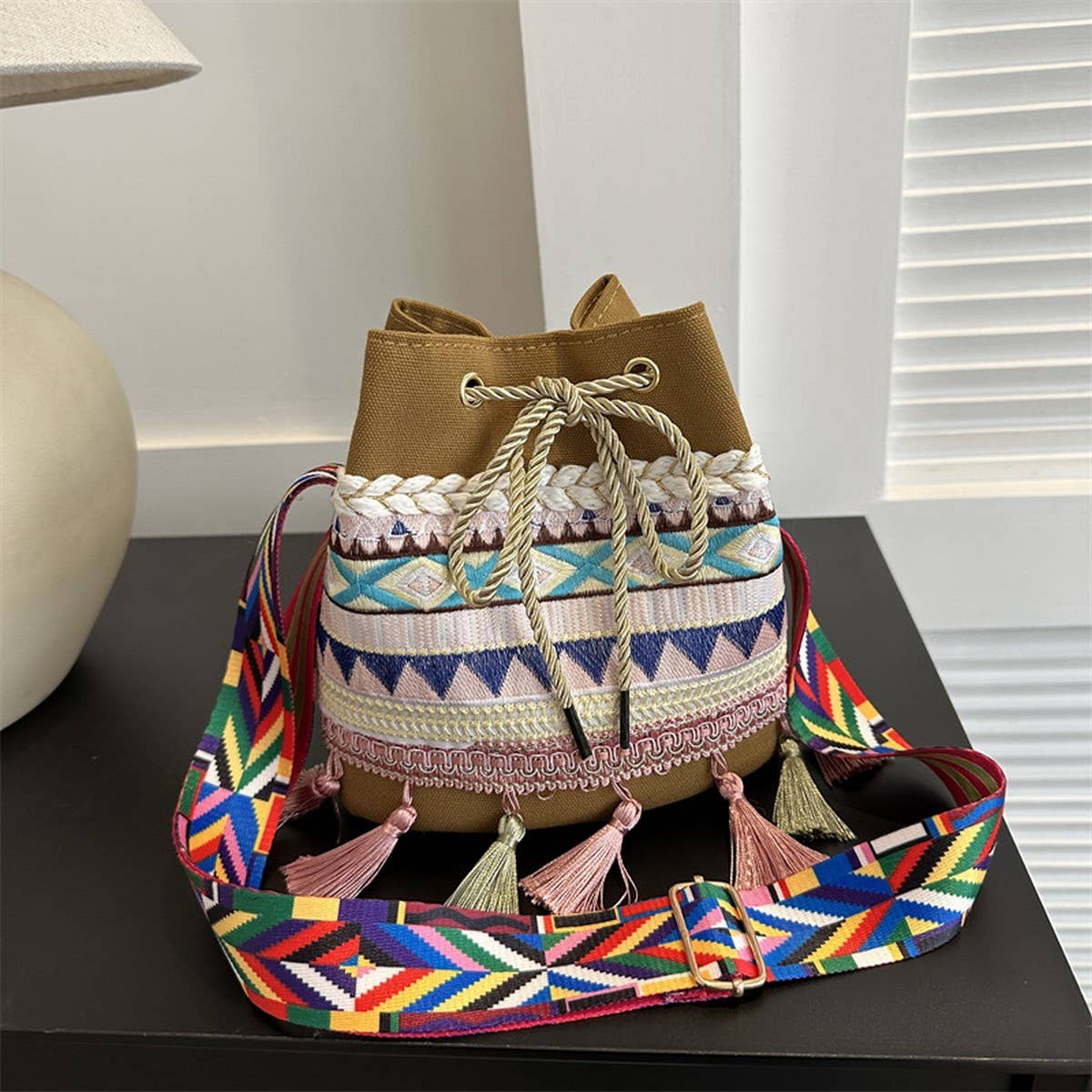 RETRO EMBROIDERED TASSEL SHOULDER BAG_CWAB1689