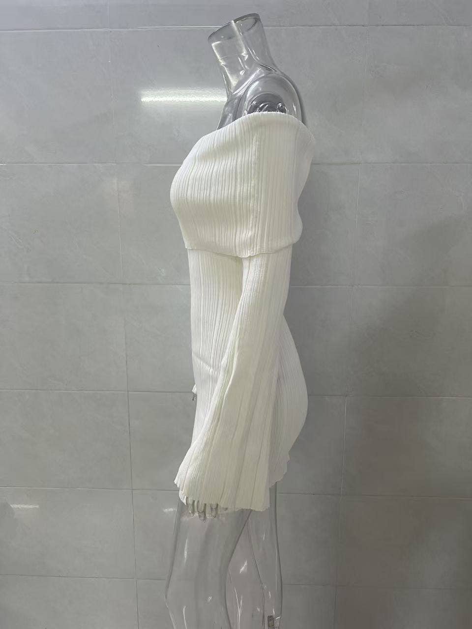 Off-the-shoulder, hip-hugging one-shoulder dress