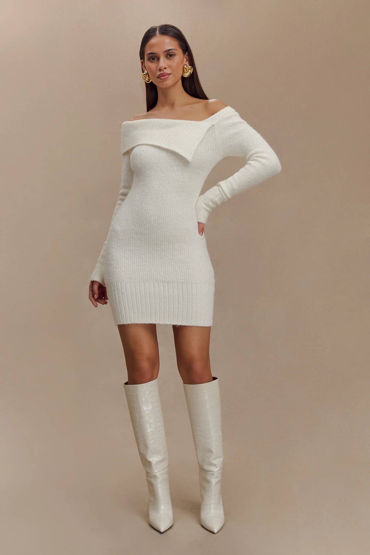 LONG-SLEEVED LINE-NECK KNIT TIGHT SHORT DRESS