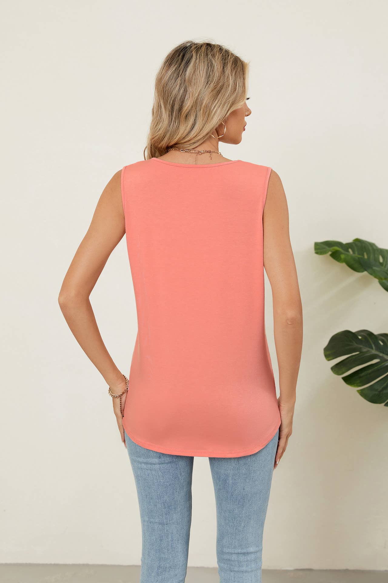 Solid color crew neck design sleeveless vest