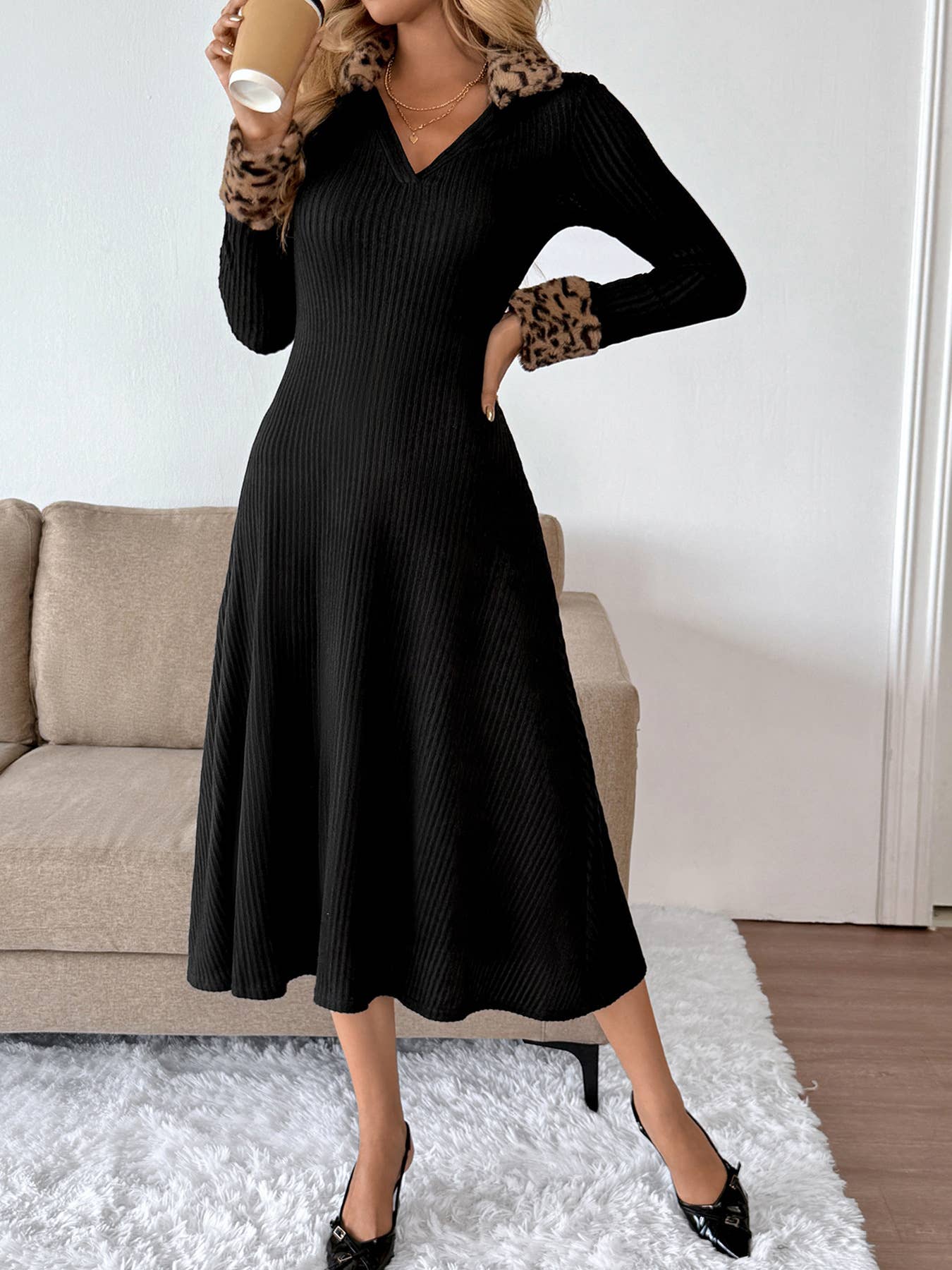 Elegant form-fitting V-neck leopard print dress