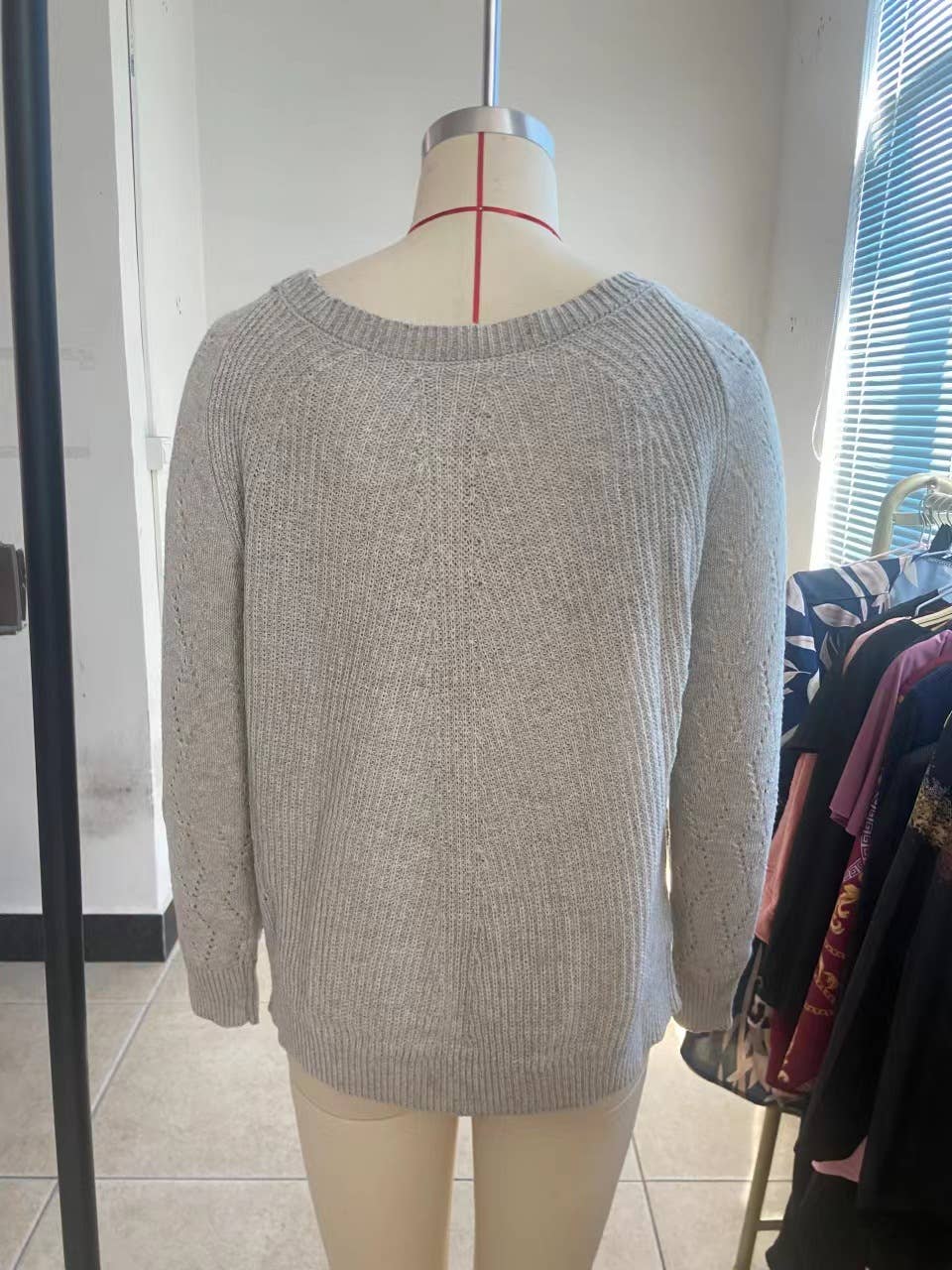 HOLLOW-OUT PATTERN SOLID COLOR CREW NECK SWEATER