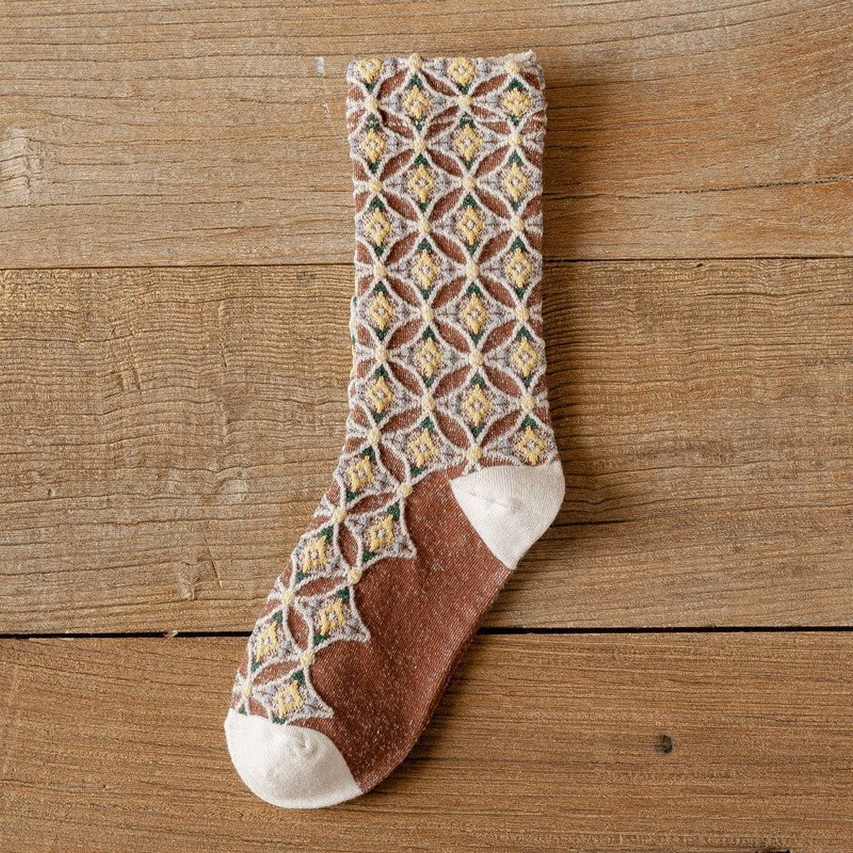 NEW DIAMOND-PATTERNED WHITE TRIM MID-TUBE SOCKS