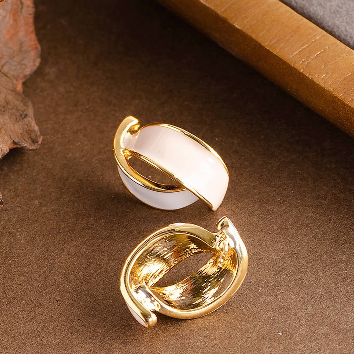 ENAMEL SILVER NEEDLE C-SHAPED EARRINGS