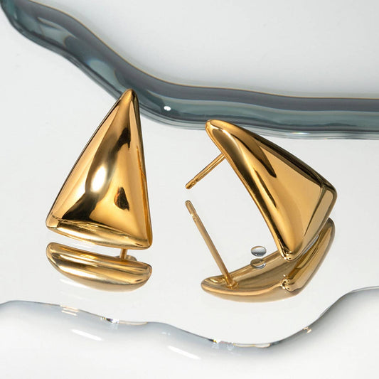 EXQUISITE 18K GOLD TRIANGULAR STUD EARRINGS_CWAHA0899