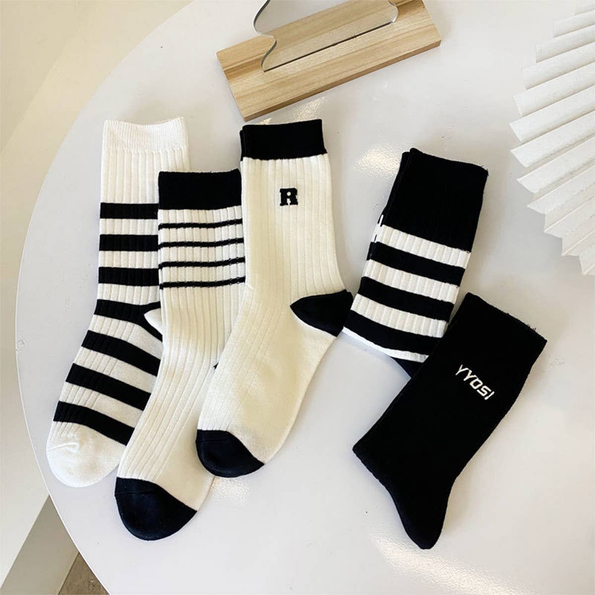 SIMPLE BLACK AND WHITE STRIPED SOCKS