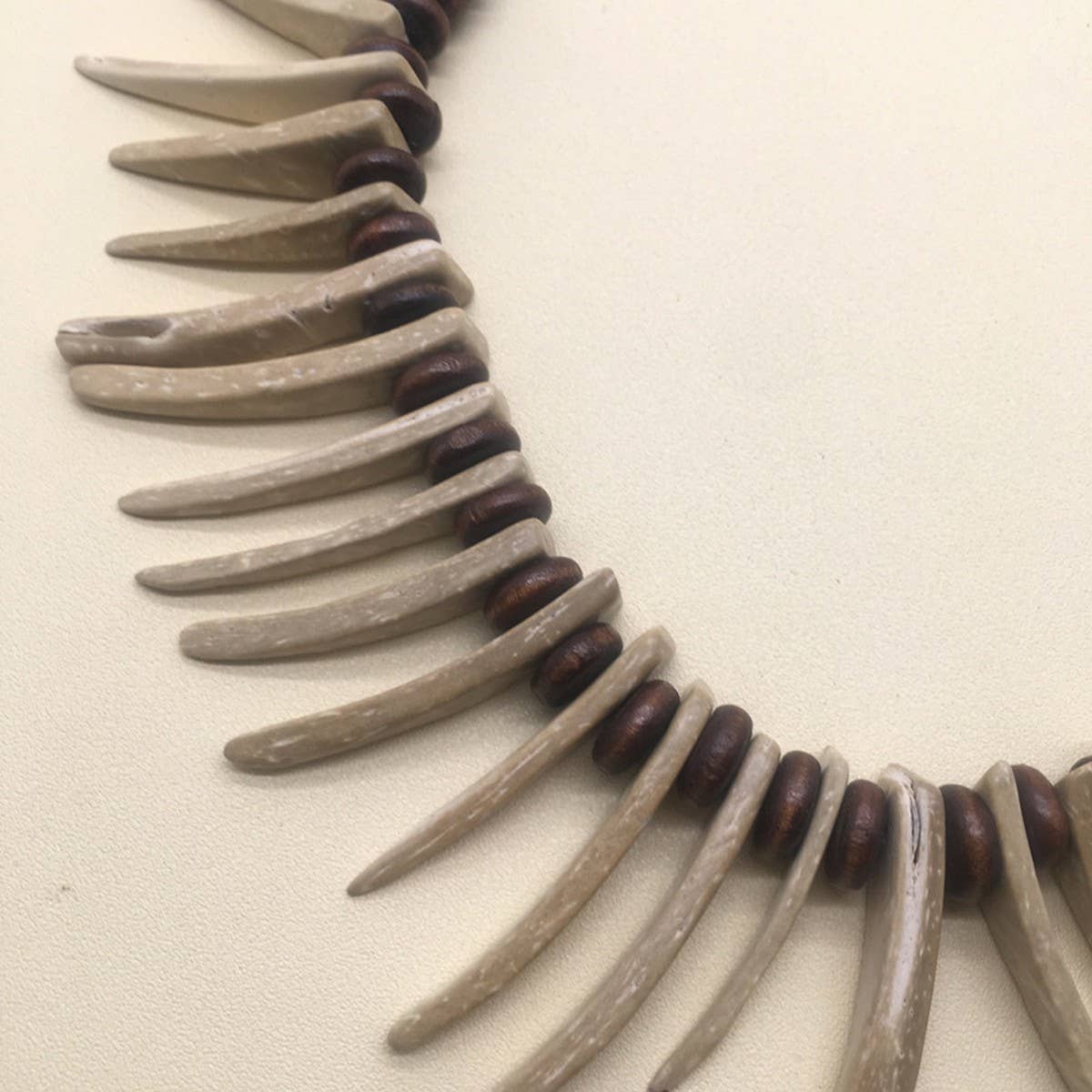 COCONUT SHELL DRAWSTRING DRESS SINGLE LAYERNECKLACE