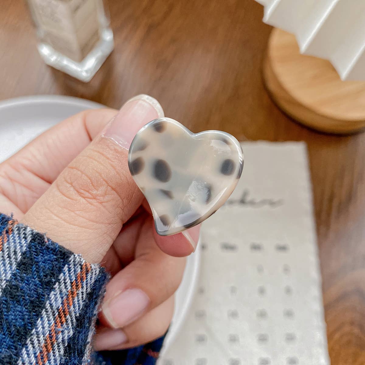 Cute acetic acid heart-shaped small clipper