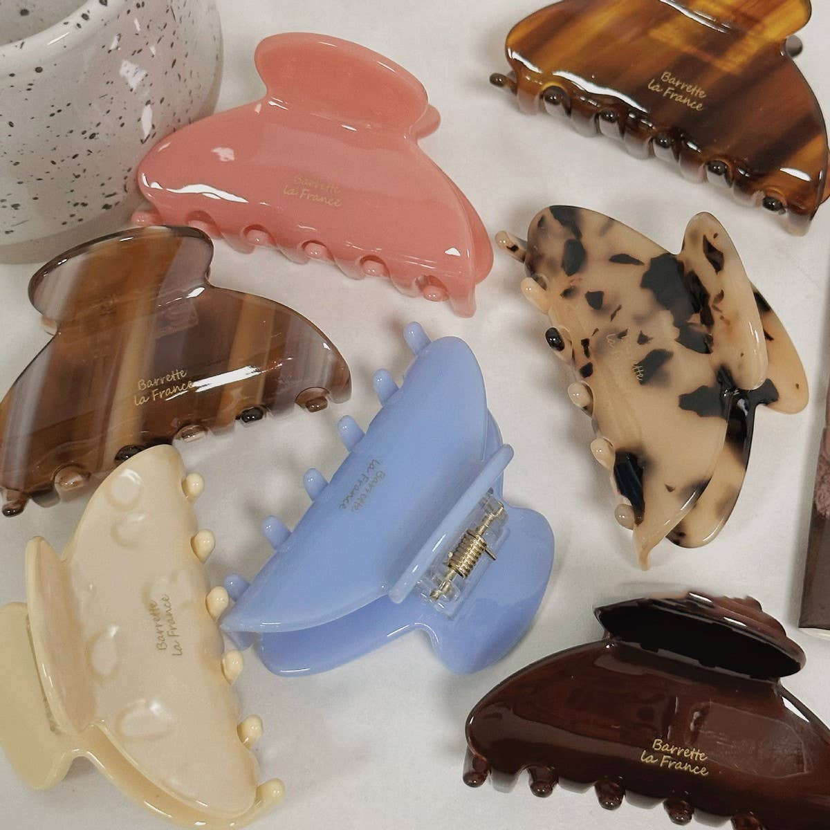 VERSATILE CANDY-COLORED HALF-TIED SHARK HAIR CLIP_CWAHA1285