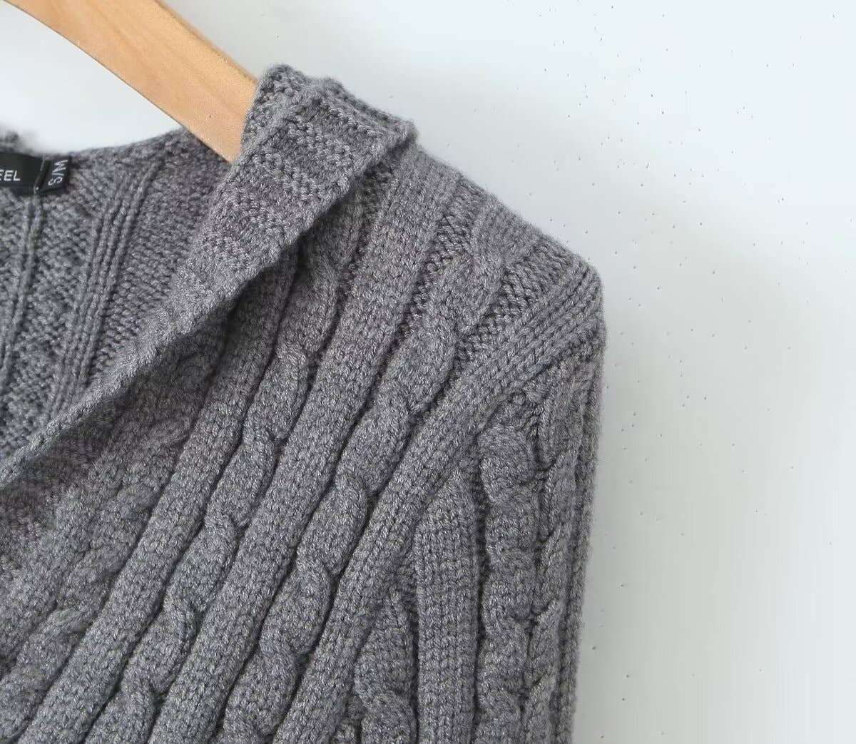 V-NECK HOODED SHORT KNIT SWEATER