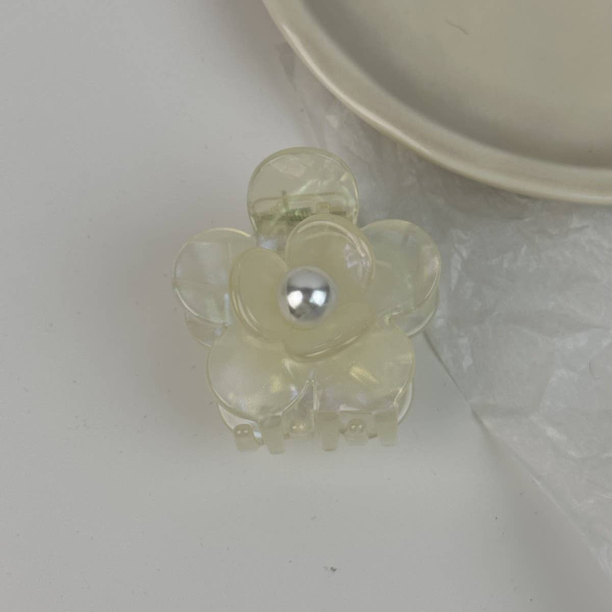 Medium double pearl flower clip with acetic acid texture