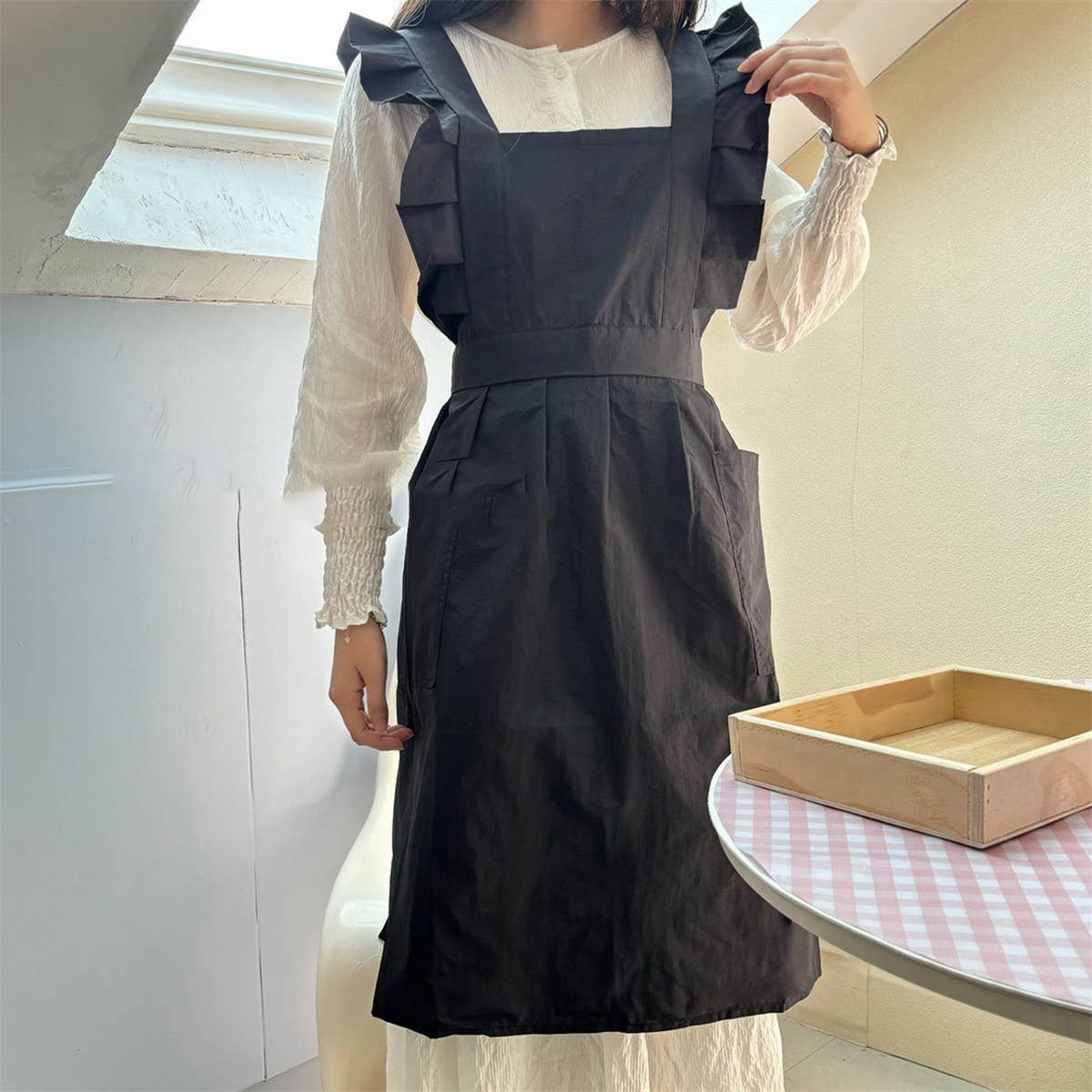 WATER-RESISTANT NYLON FLORAL RUFFLE CROSS APRON