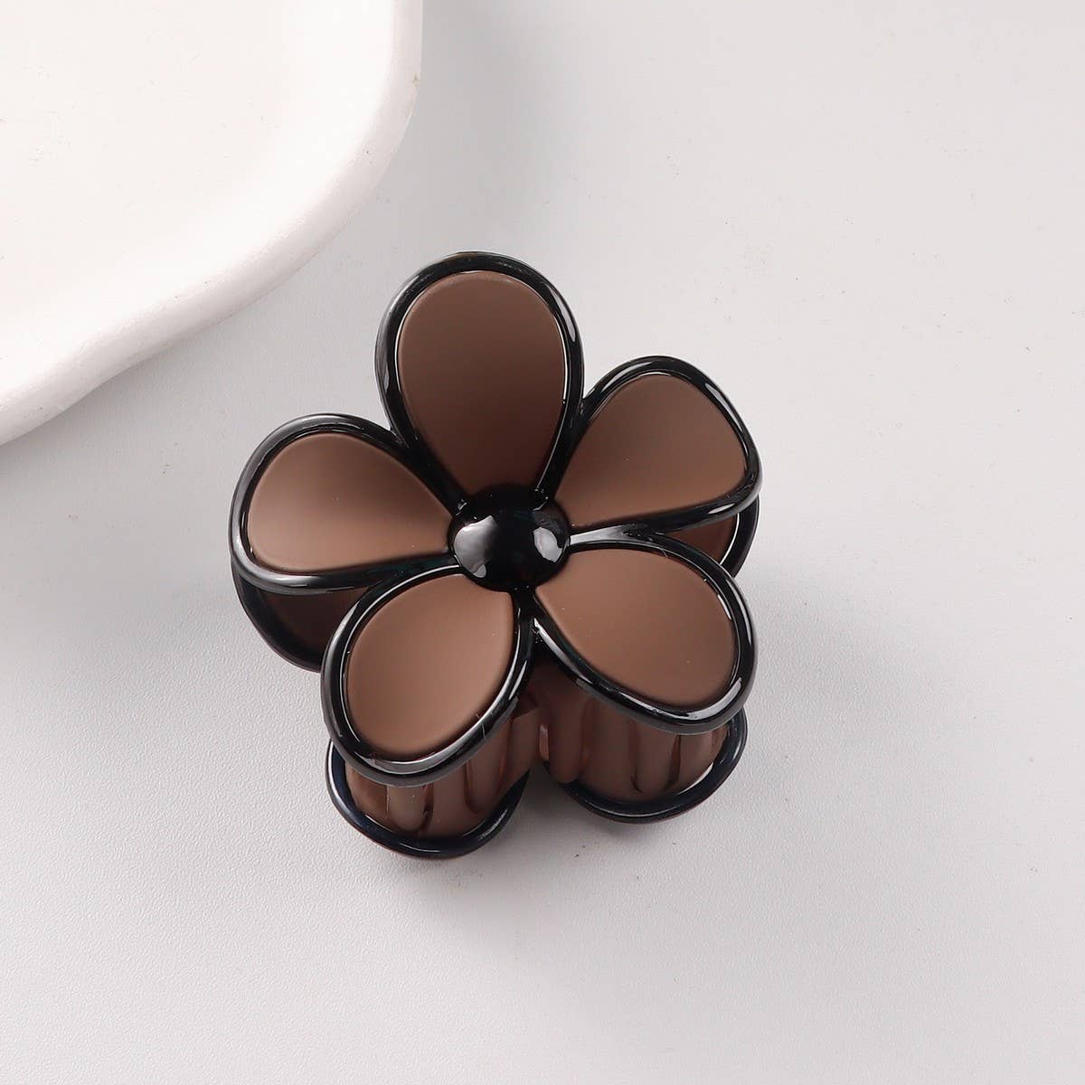 CWAHA1398_ELEGANT BLACK BORDER FLOWER HAIR CLAW CLIP