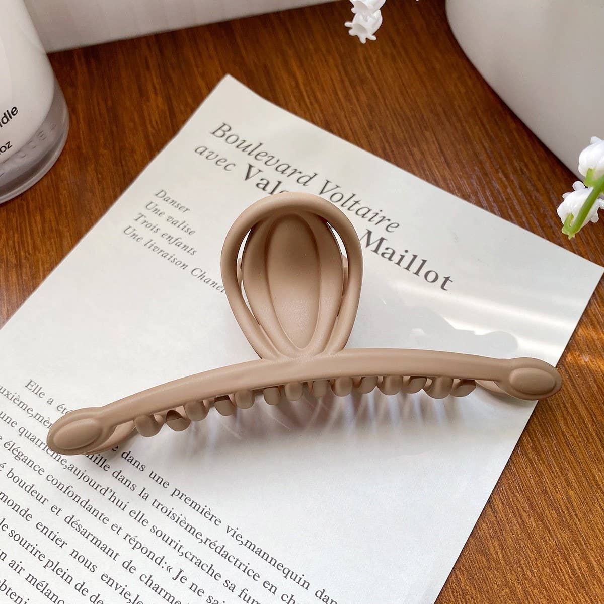 Versatile fashionable hollowed-out grab clip