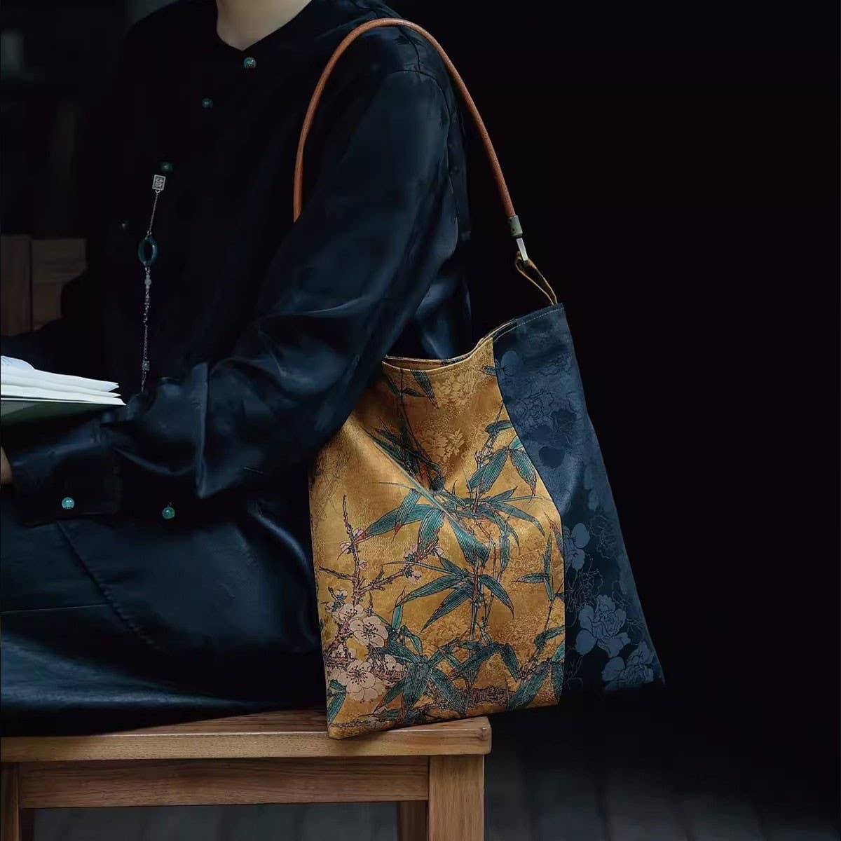 VERSATILE ART LARGE SHOULDER UNDERARM HANDBAG_CWAB4117