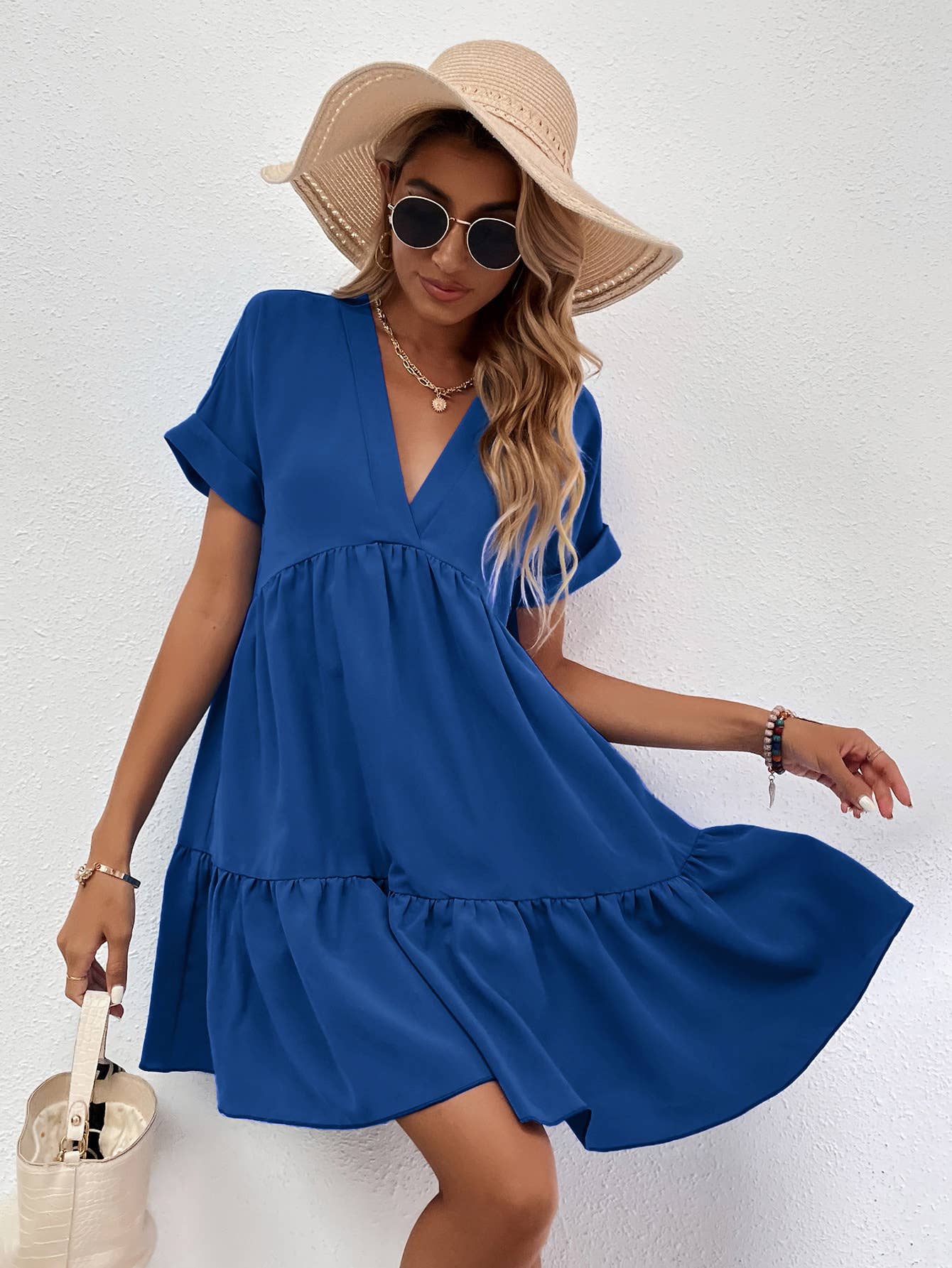 A casual, loose V-neck, large-hem short dress