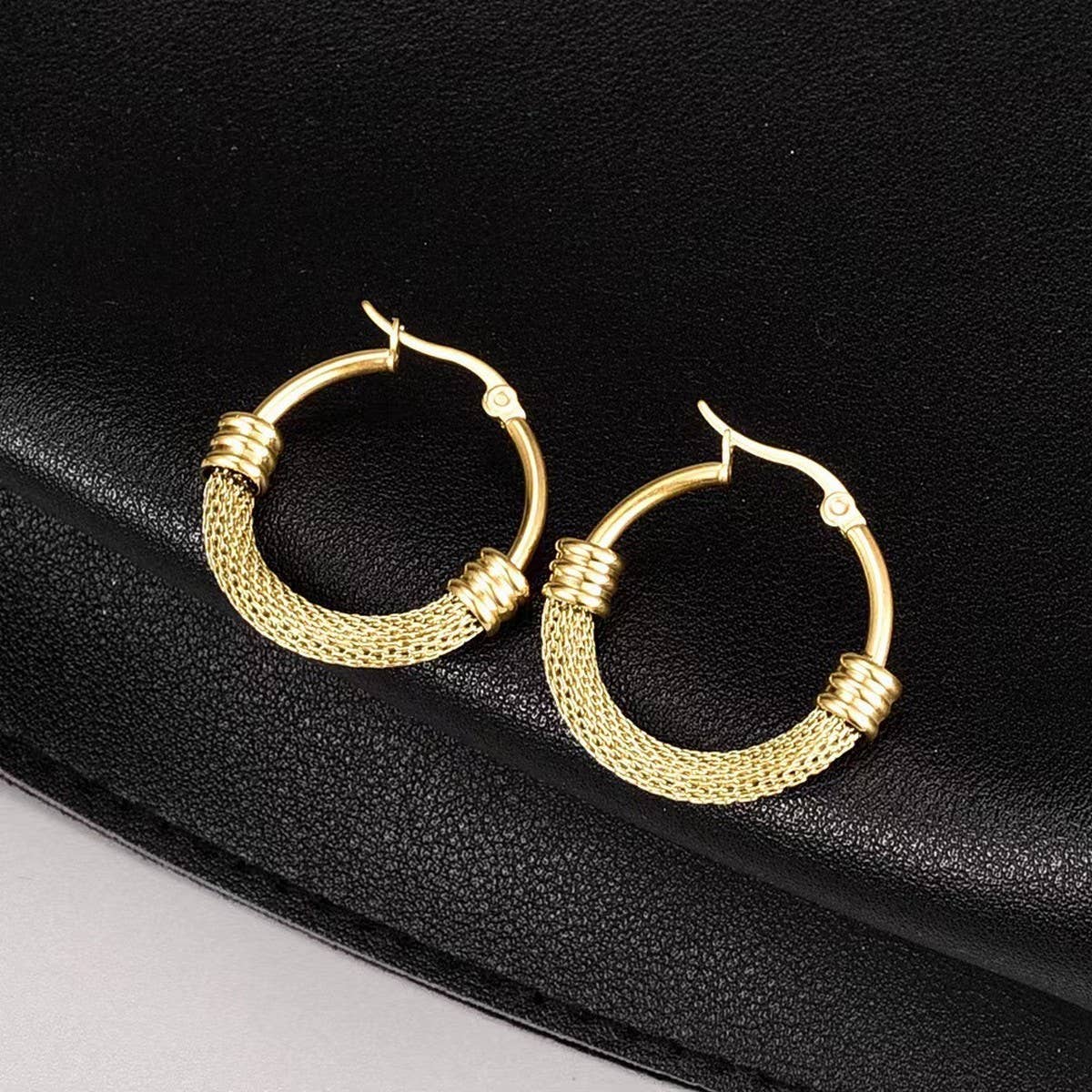18K GOLD PLATED LINK MESH HOOP EARRINGS_CWAJE0570