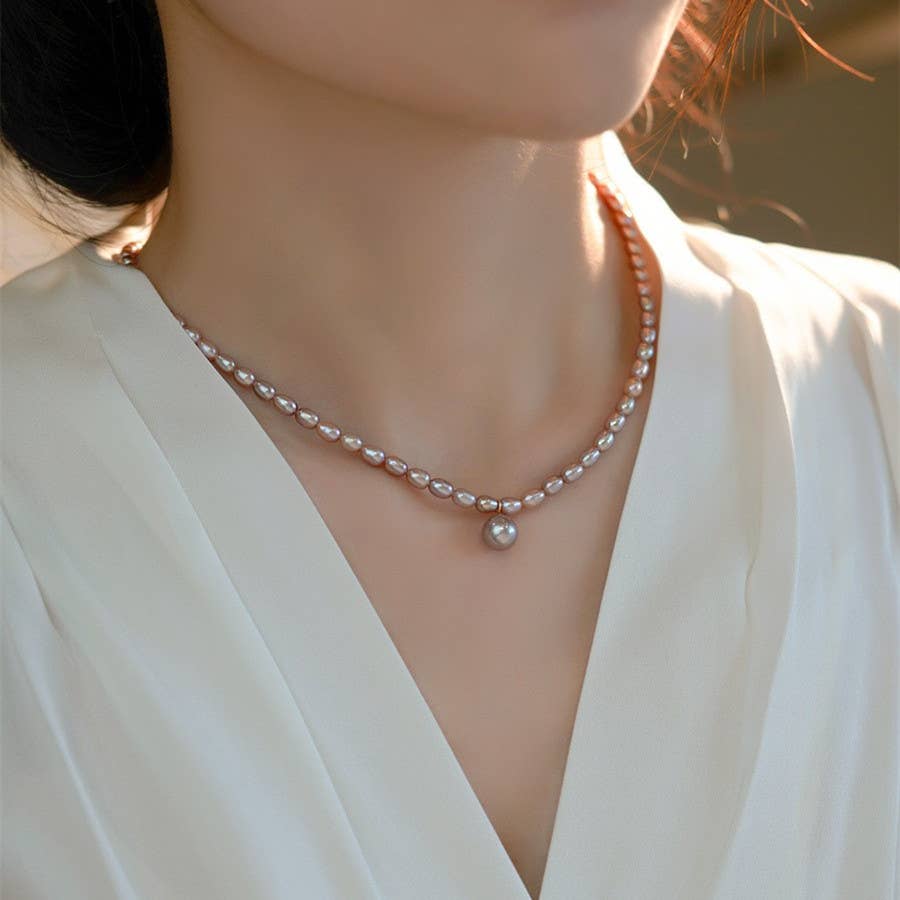 A simple and elegant freshwater pearl necklace