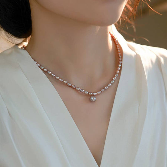 A simple and elegant freshwater pearl necklace