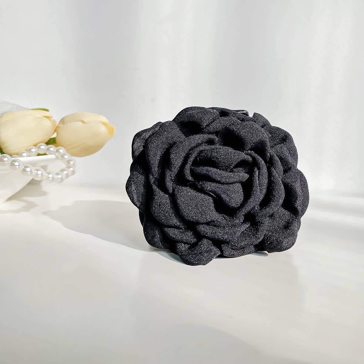 Three-dimensional solid fabric rose grasping clip