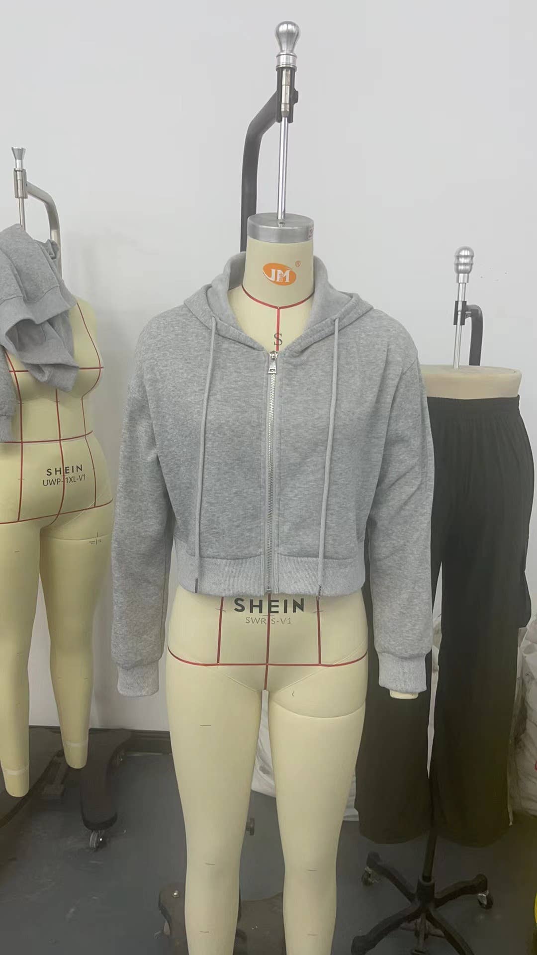 Short zippered long-sleeved hooded sweatshirt