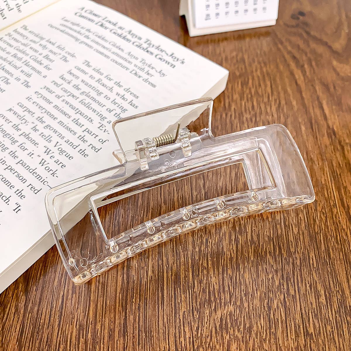 Arc-shaped semi-circular transparent gripper