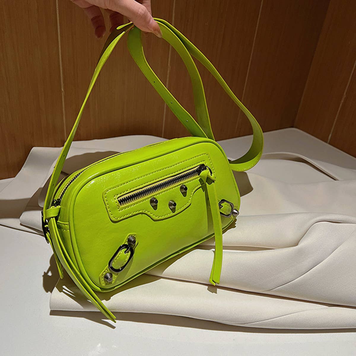 RETRO RIVET SMALL SQUARE SHOULDER BAG_CWAB1590