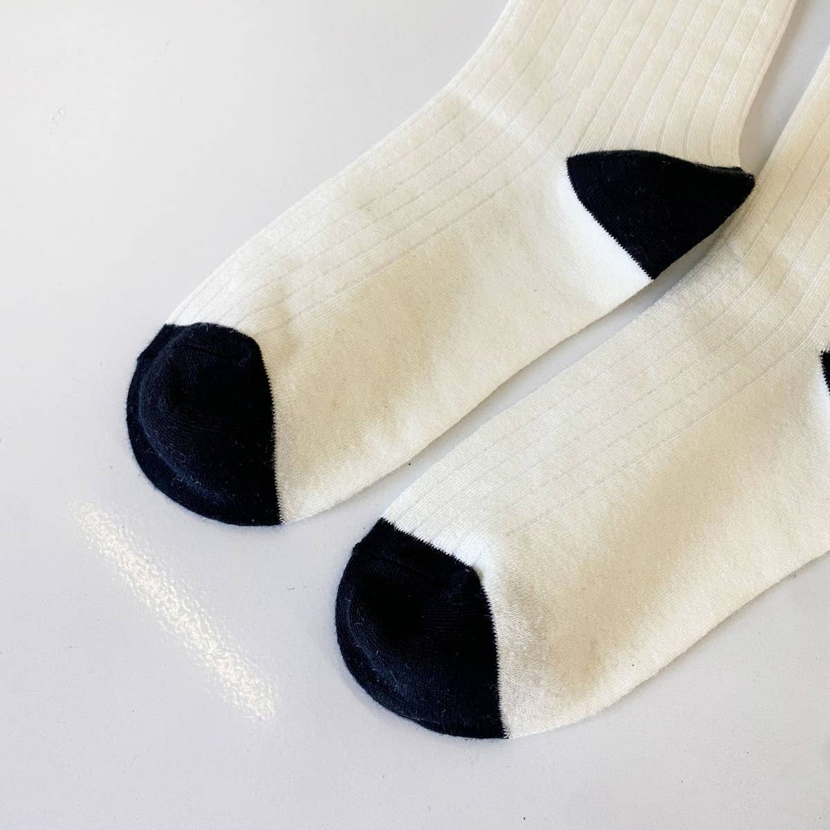 SIMPLE BLACK AND WHITE STRIPED SOCKS