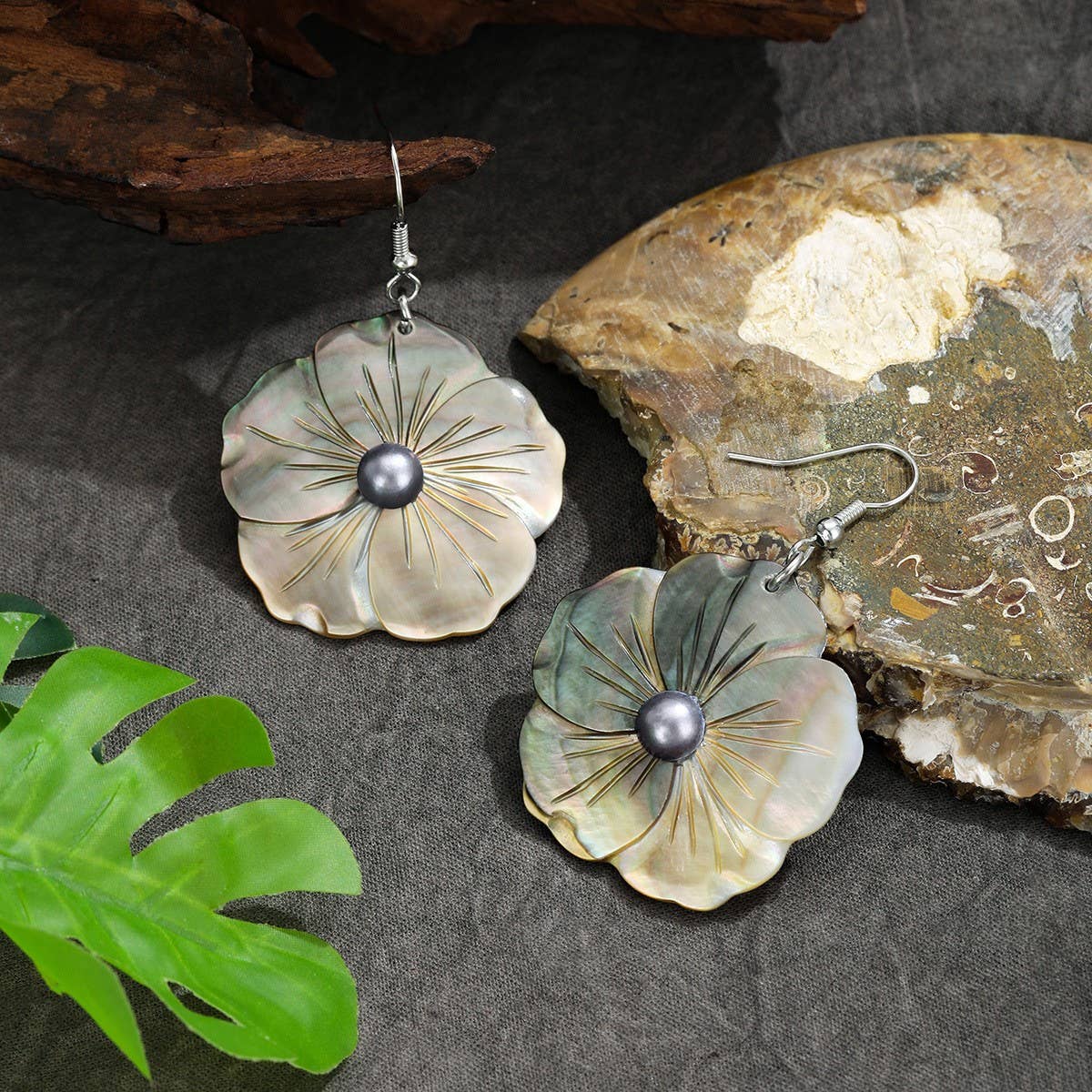 NATURAL BLACK SHELL TEMPERAMENT PETAL EARRINGS