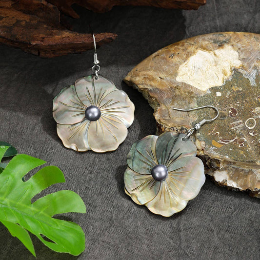 NATURAL BLACK SHELL TEMPERAMENT PETAL EARRINGS