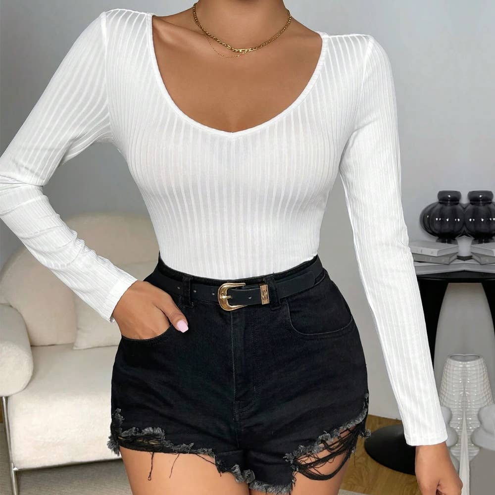 Wear a slim-fit V-neck long sleeve jumpsuit