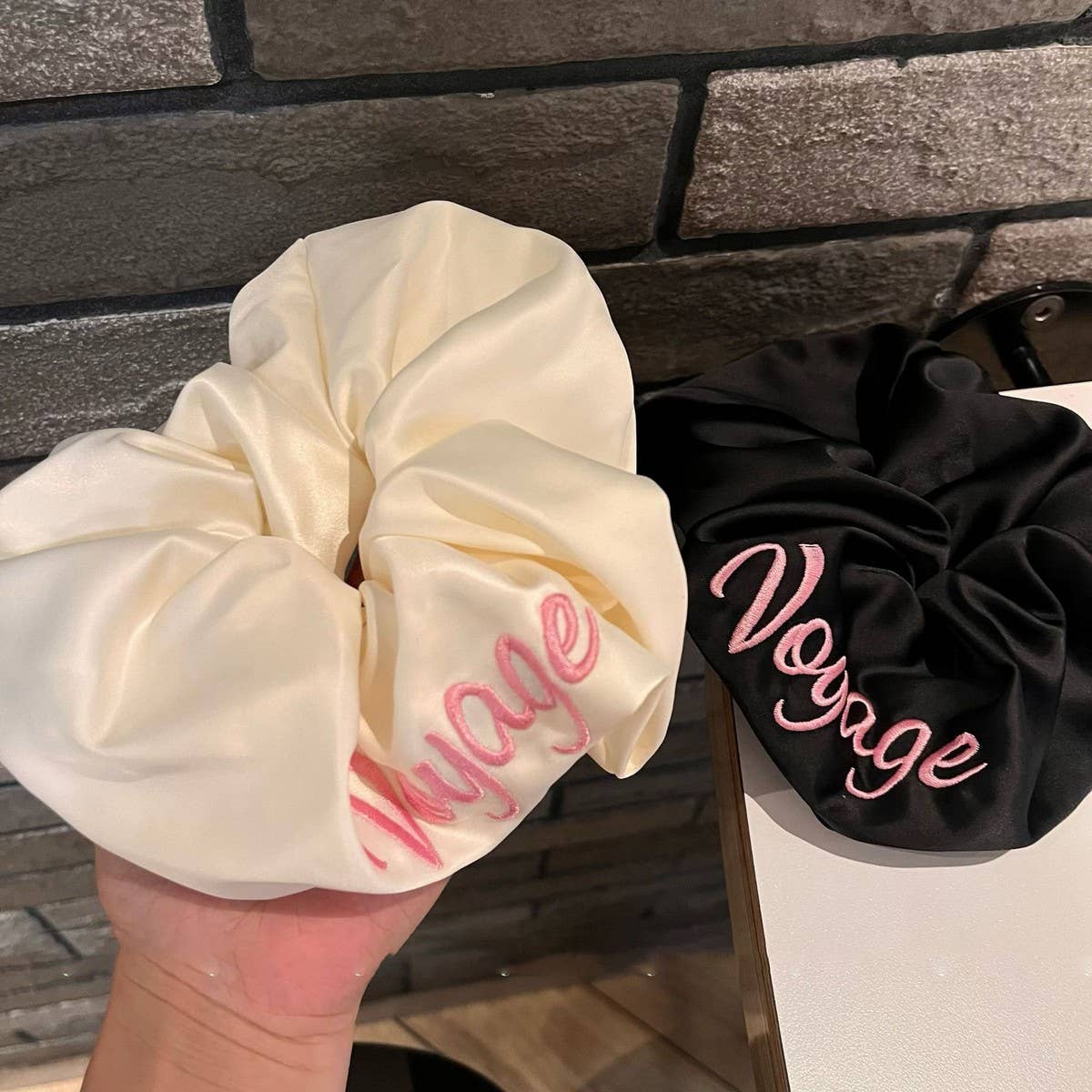 SIMPLE EMBROIDERED LETTER SATIN HEADBAND_CWAHA3700