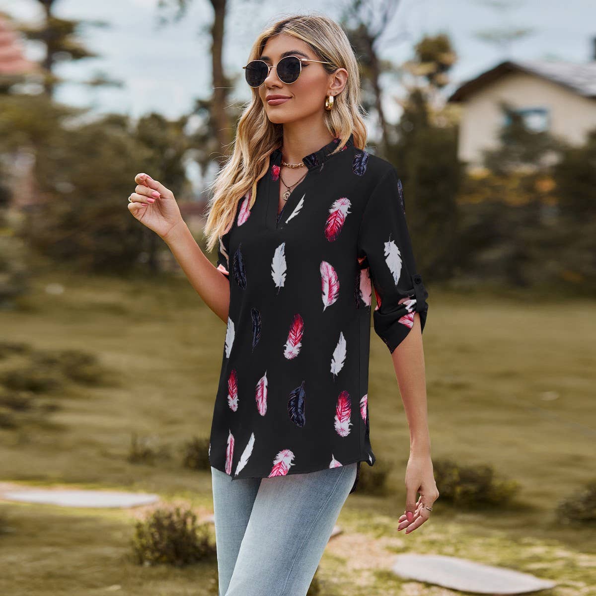 V-neck feather print seven-quarter sleeve shirt