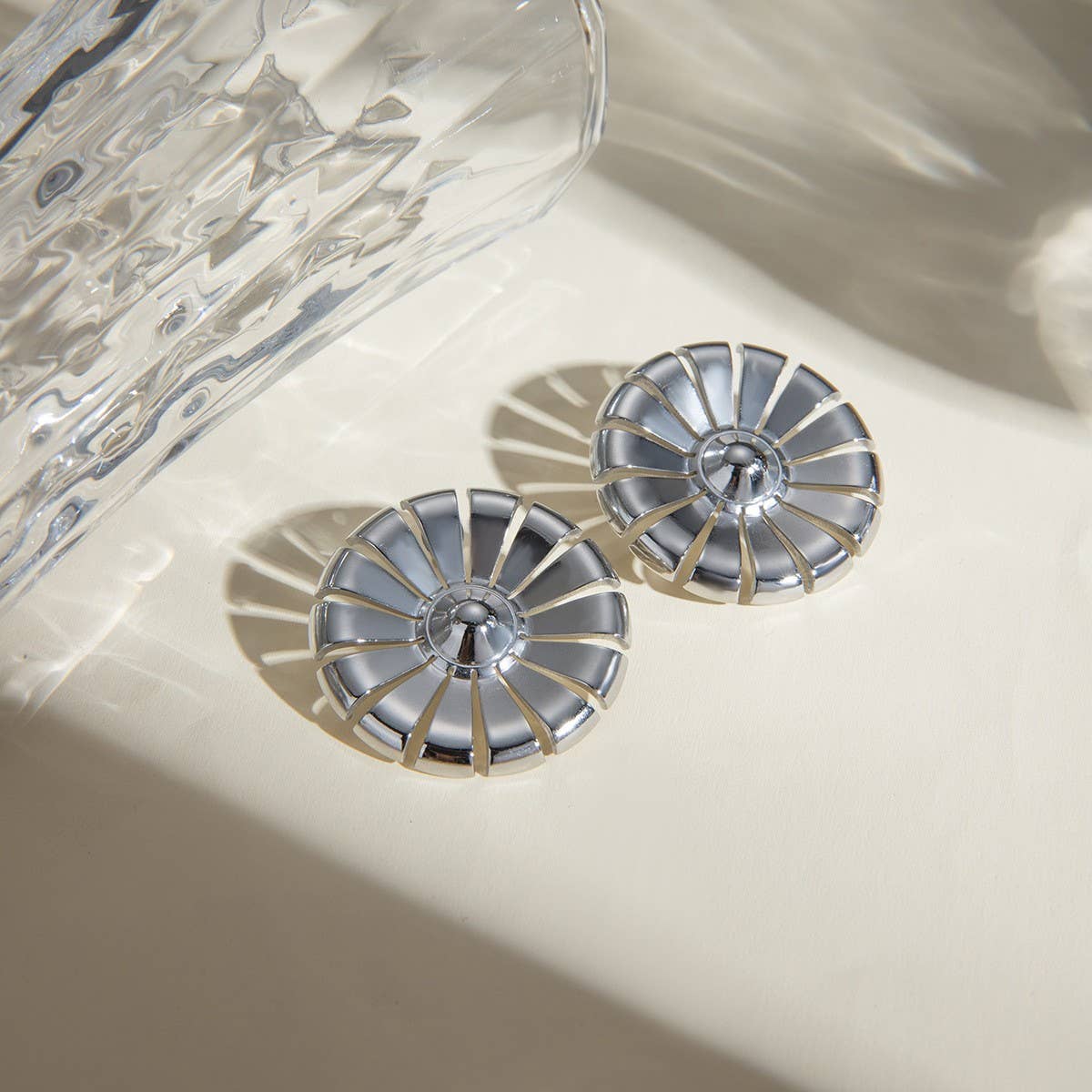 PERSONALIZED DAISY SHAPED ROUND EARRINGS_CWAJE1889