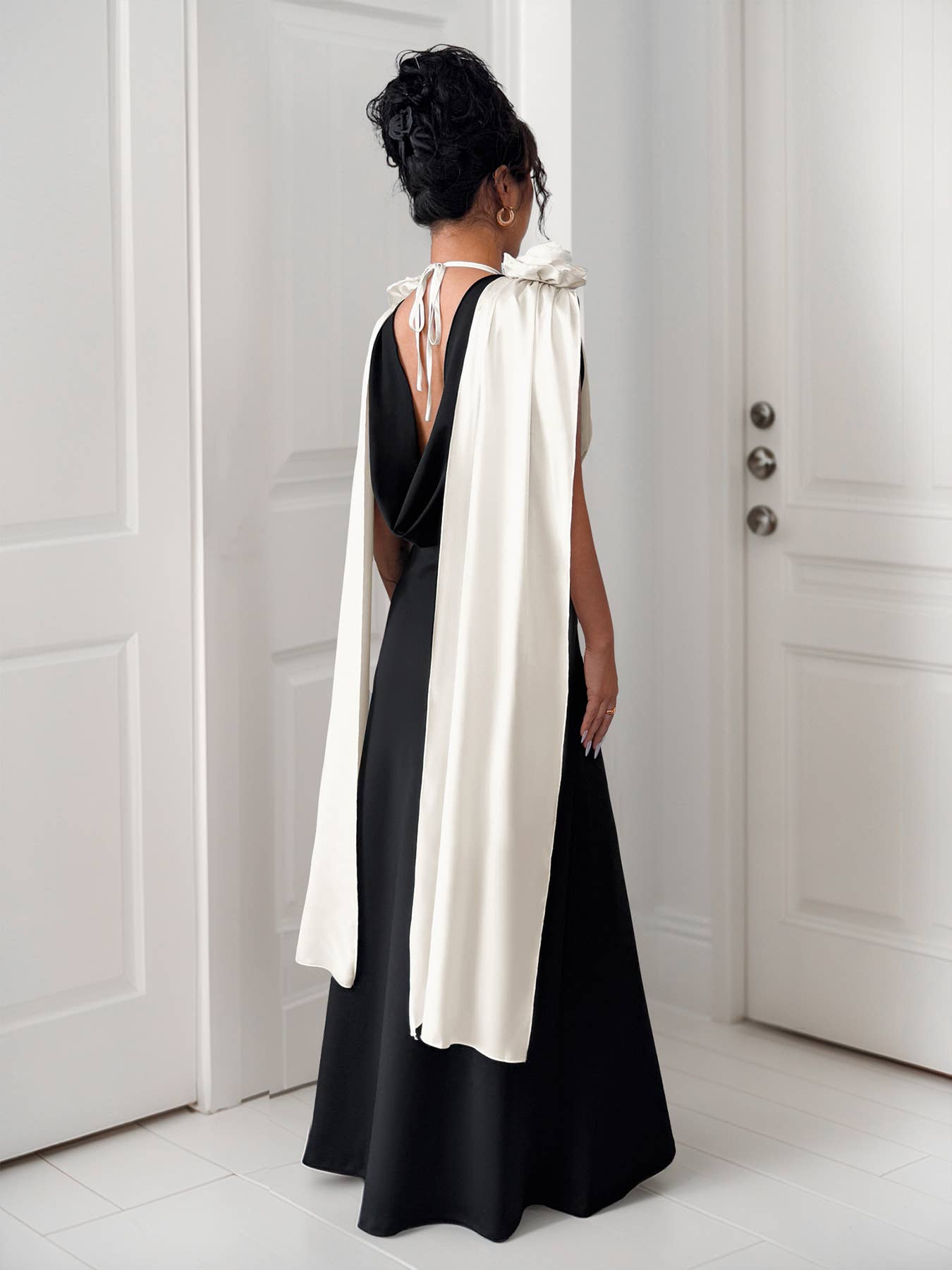 V-neck contrasting color sleeveless dress