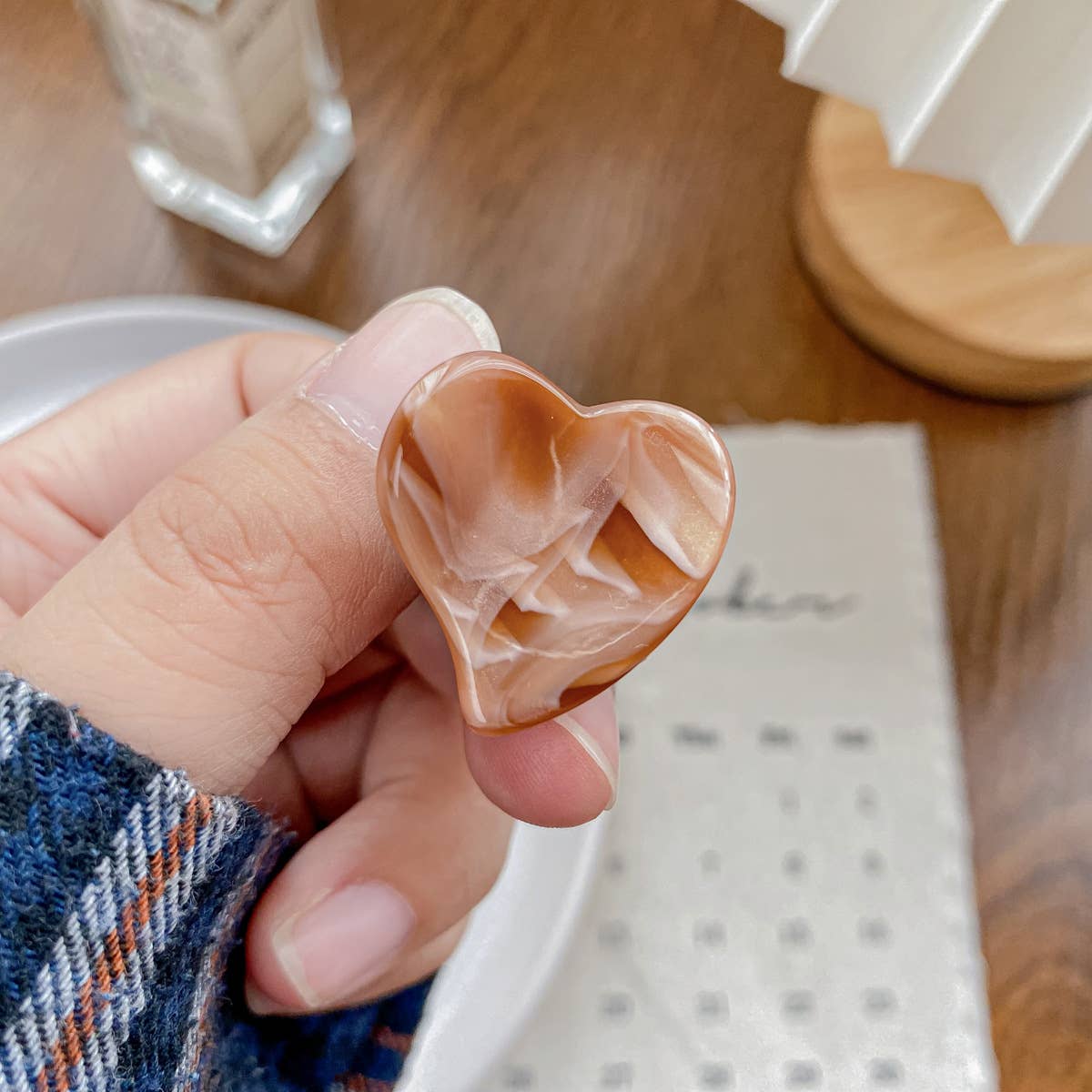 Cute acetic acid heart-shaped small clipper