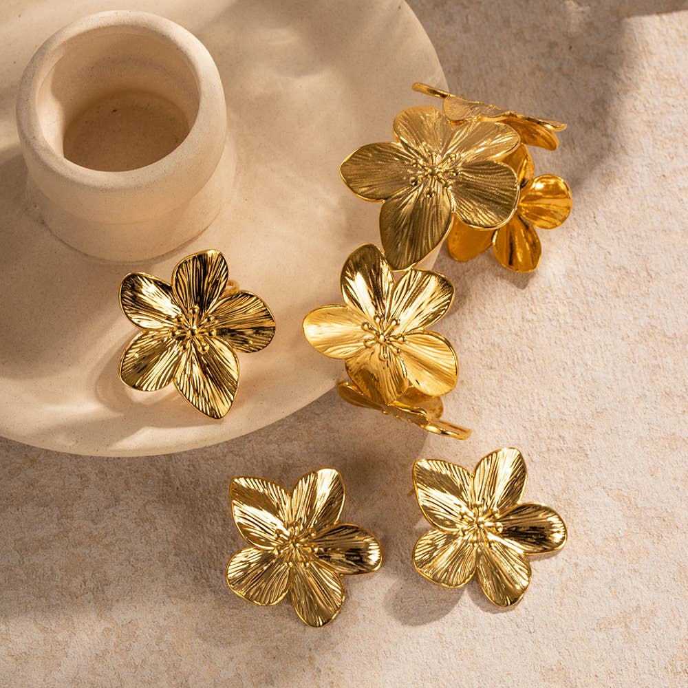 Two-piece set of golden flower stud rings