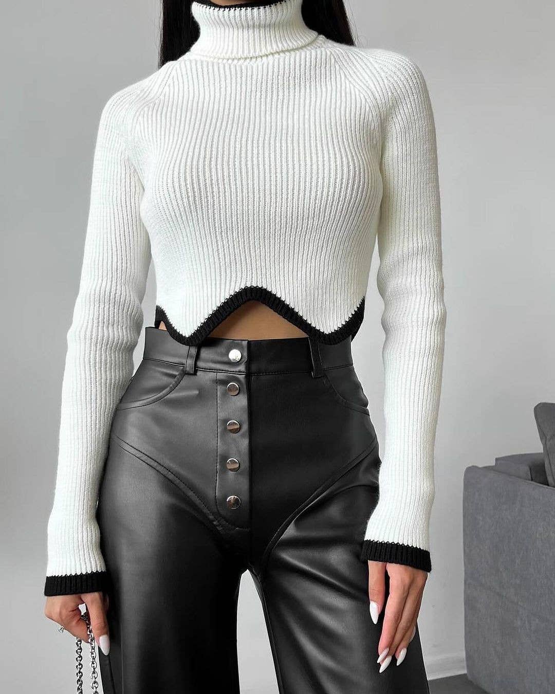 SHORT TIGHT TURTLENECK AND IRREGULAR HEM SWEATER