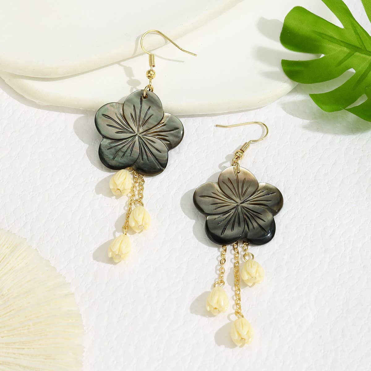 HIGH-GRADE BLACK SHELL TASSEL BLACK BEAD EARRINGS