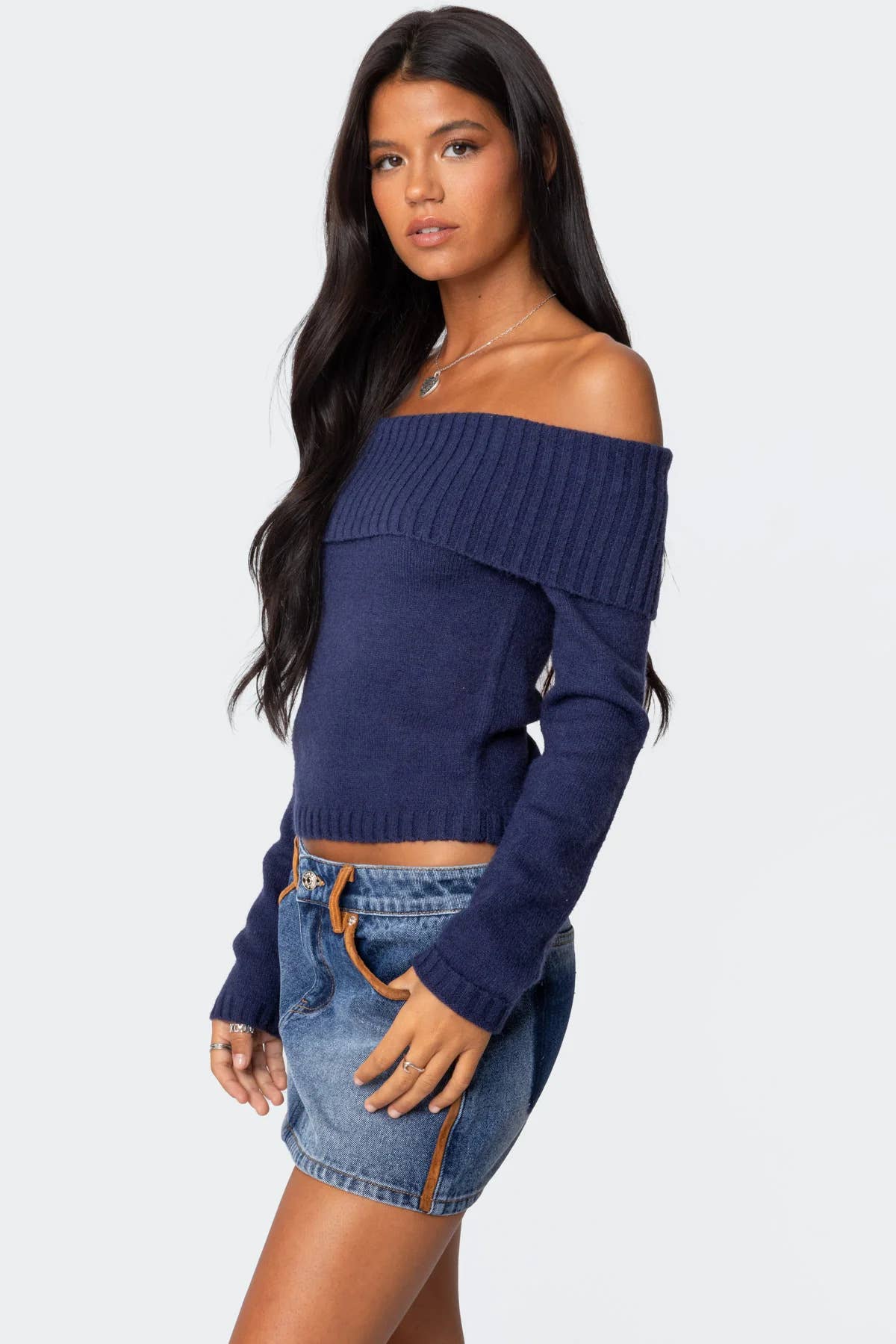 Solid-colored one-shoulder long-sleeved sweater