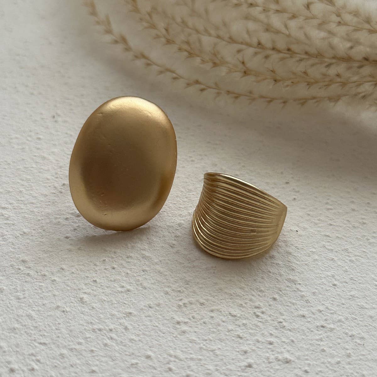 FASHIONABLE SMOOTH SPRING BRACELET FOR WOMEN