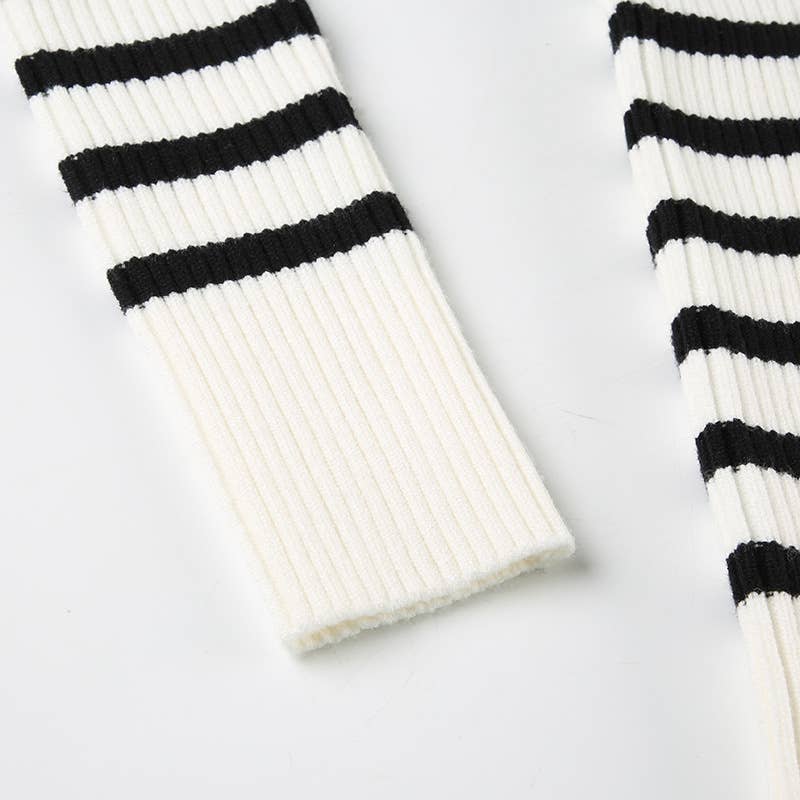 SLOUCHY SWEATER CONTRASTING LINE NECK AND STRIPES