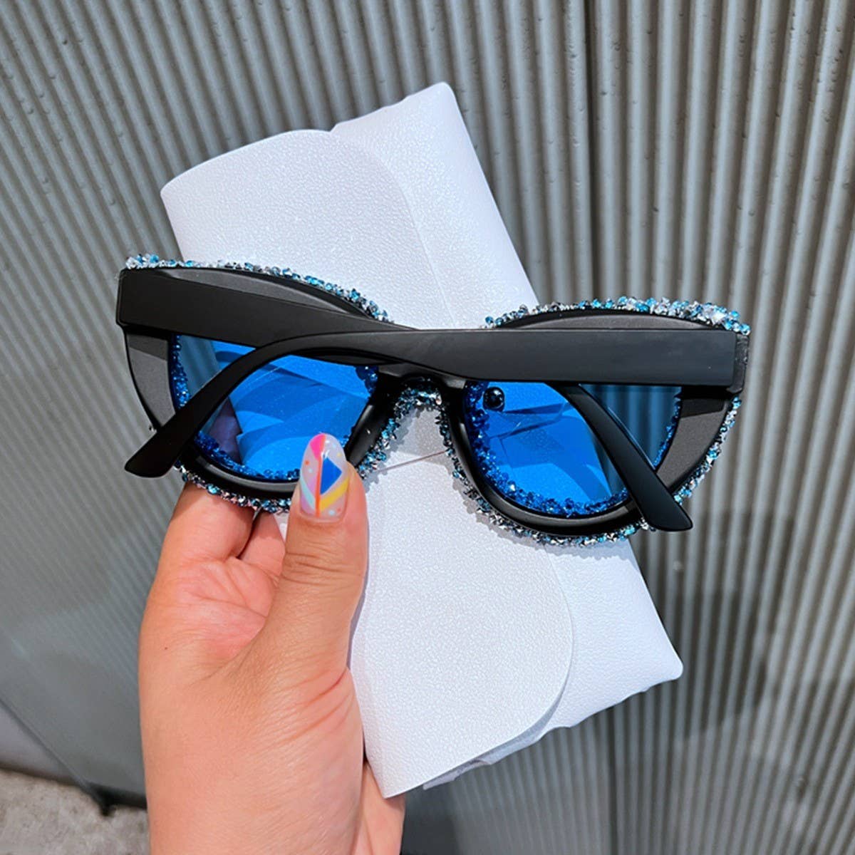 LARGE-FRAME CAT-EYE SUNGLASSES WITH DIAMONDS