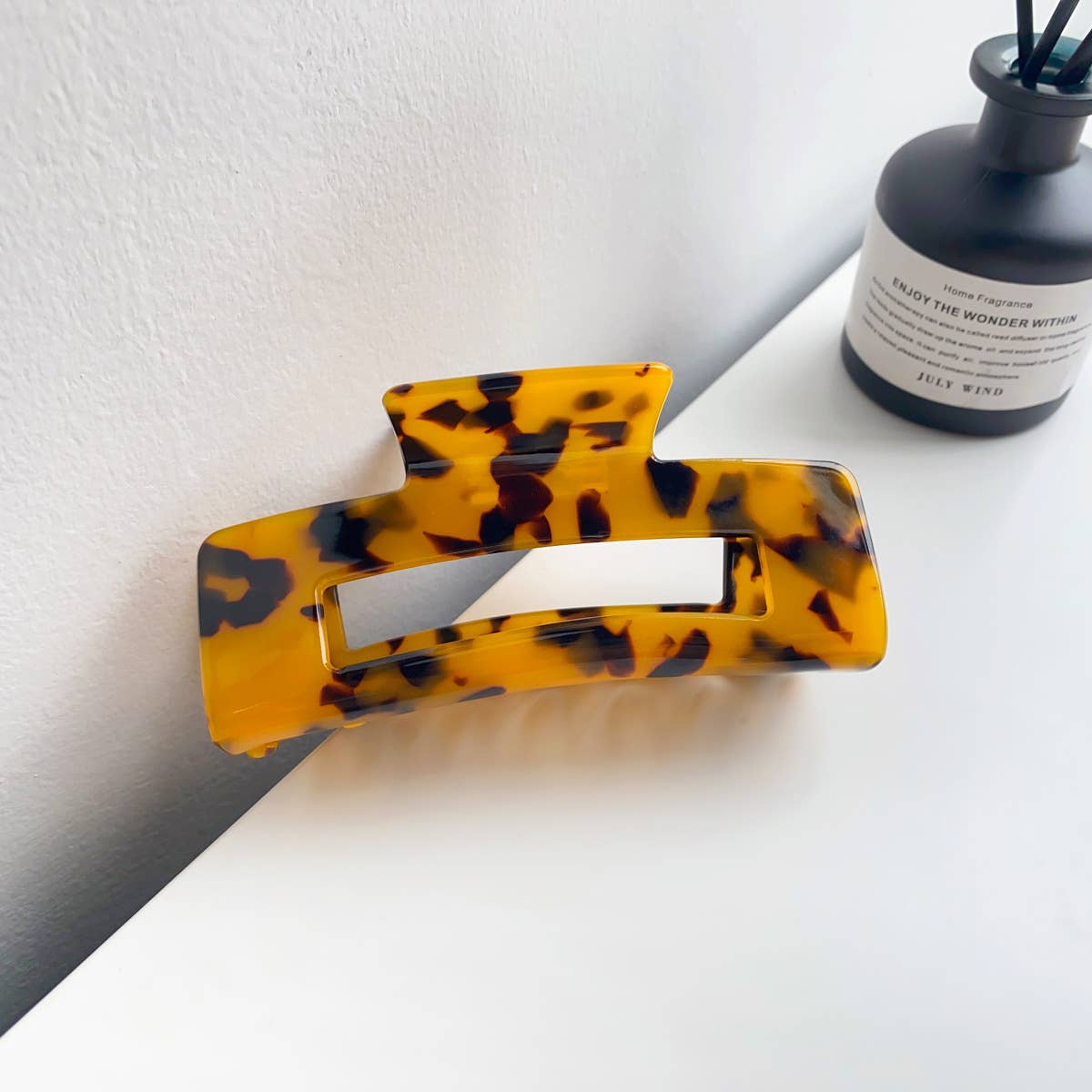 Retro and high-end acetate leopard hair clippers