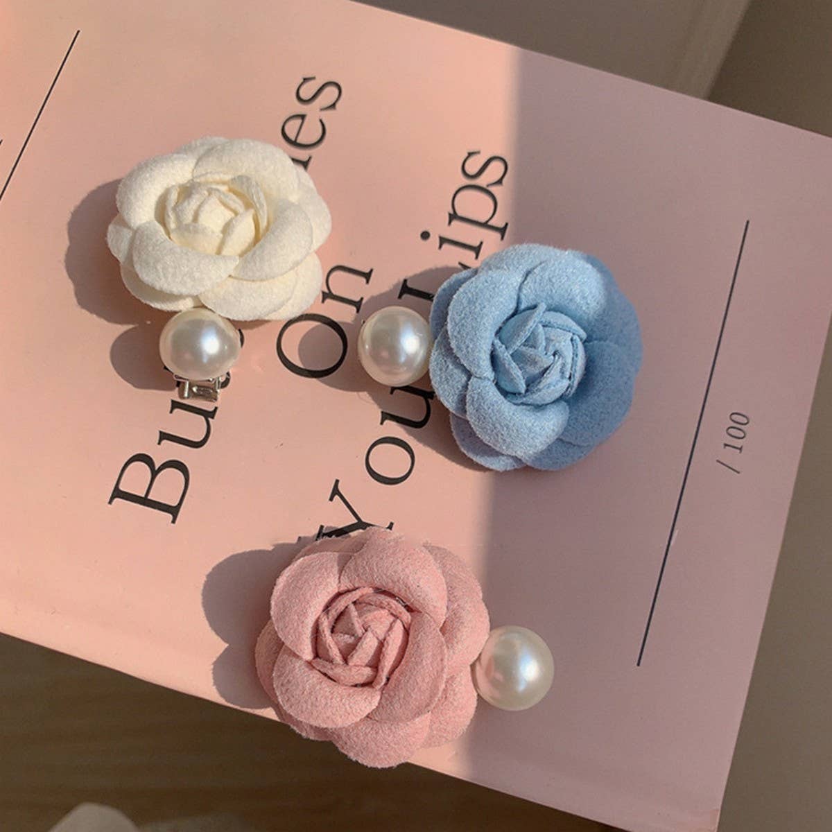 PEARL THREE-DIMENSIONAL CAMELLIA HAIR CLIP_CWAHA0947