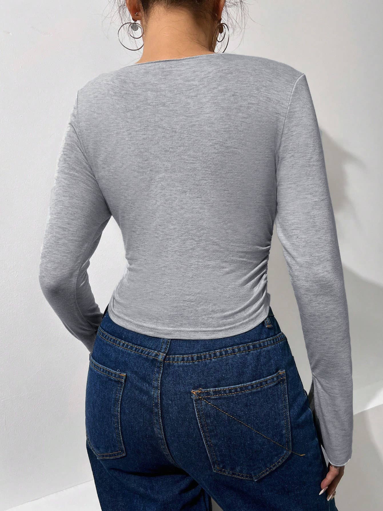 V-neck slim short T-shirt pleated flared sleeves